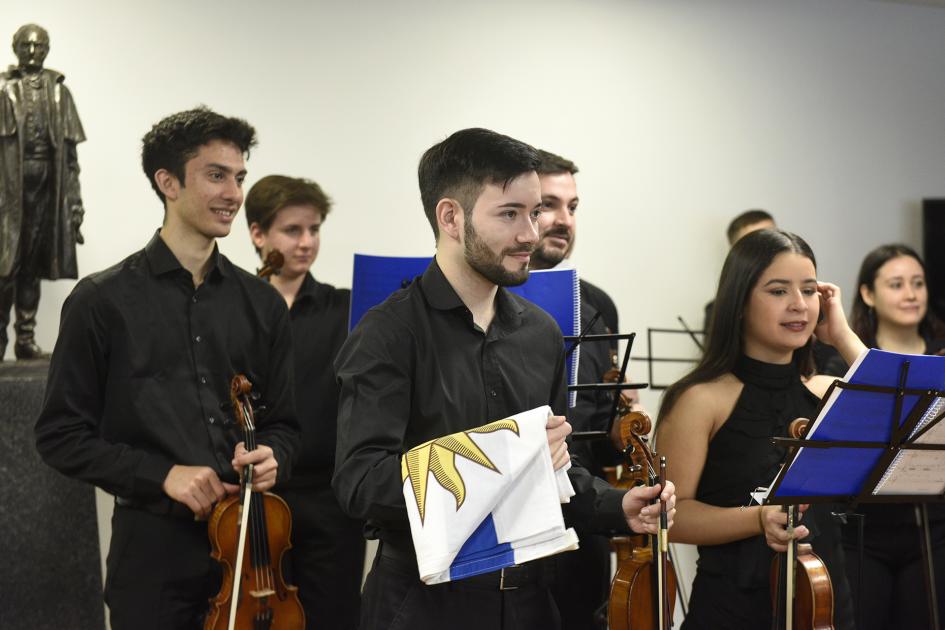 Músico con la bandera en la mano