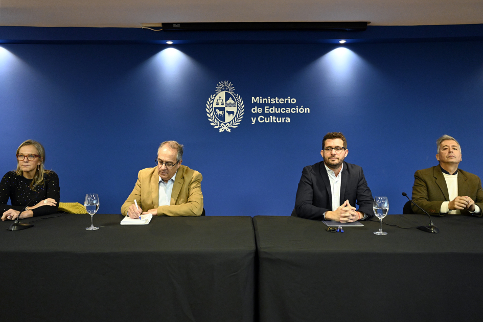 Autoridades en mesa