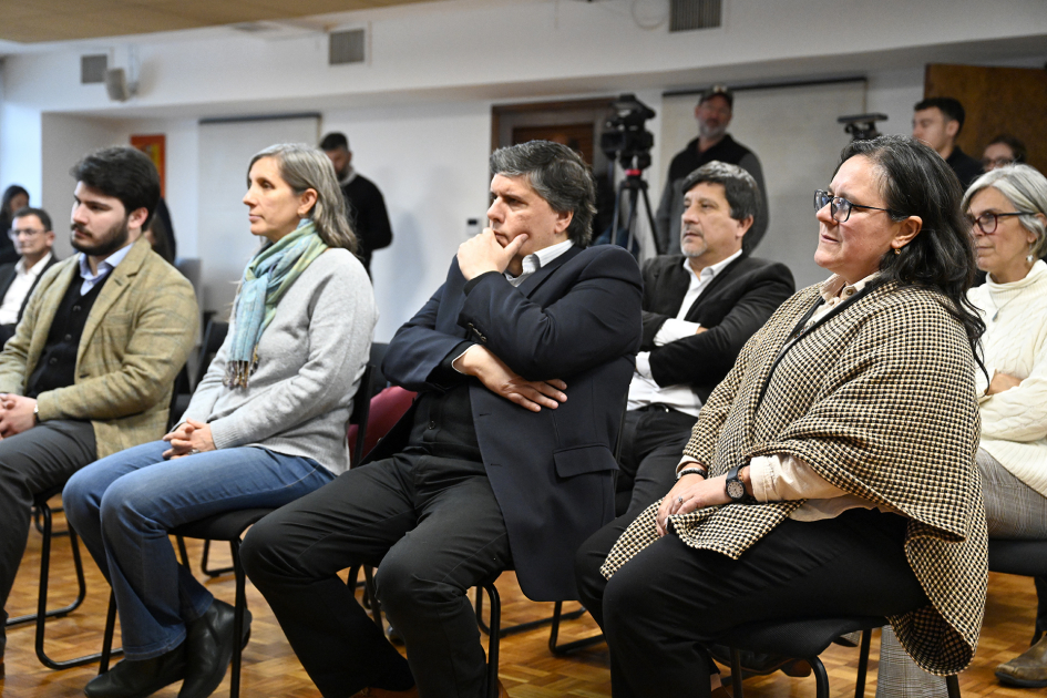 Autoridades en la sala