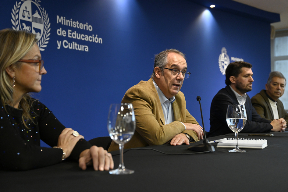 Autoridades en mesa