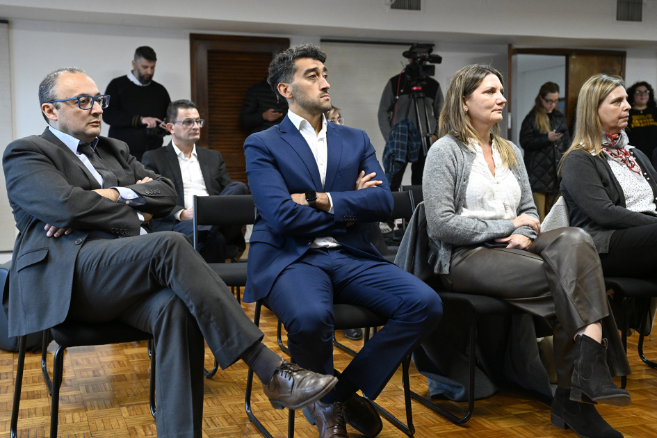 Autoridades en la sala