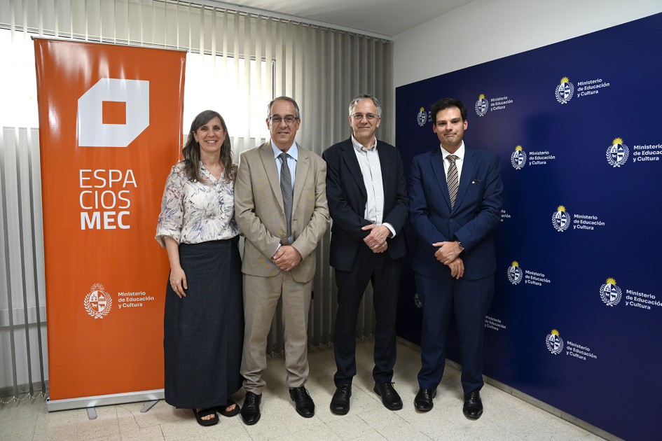 Personas posan para foto.