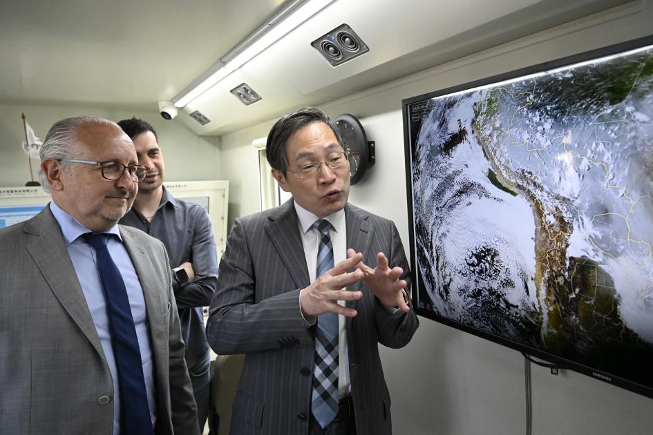 Ministro Da Silveira y el embajador Huang Yazhong.