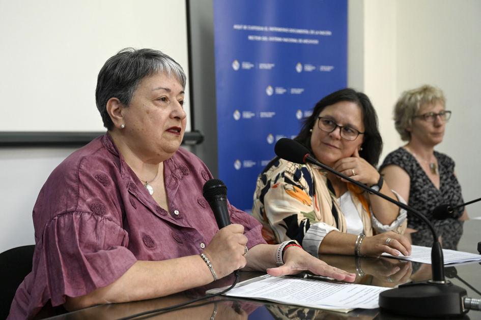 Directora Alejandra Villar habla al público