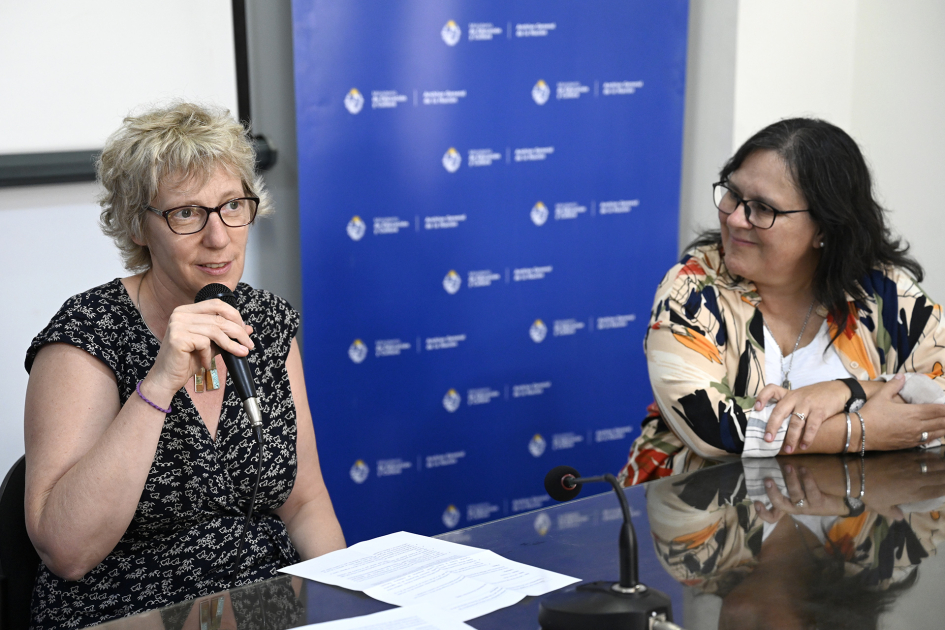 Representante de la Embajada de Francia habla al público