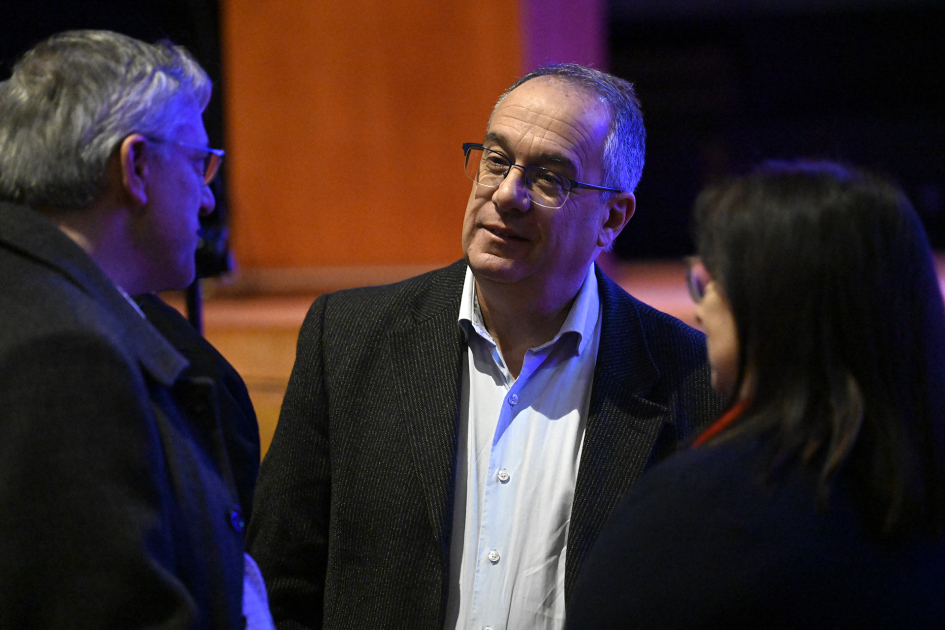 Ministro conversando antes de comenzar el evento