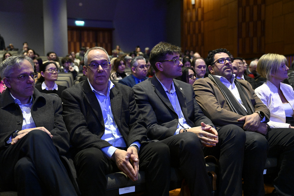 Ministro Mahía en primera fila