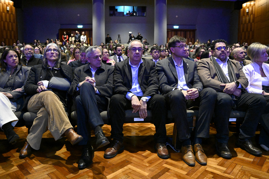 Autoridades sentadas en primera fila