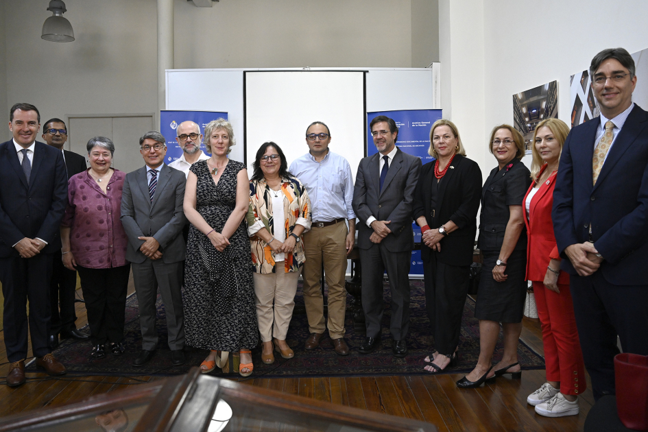 Autoridades posan para foto.