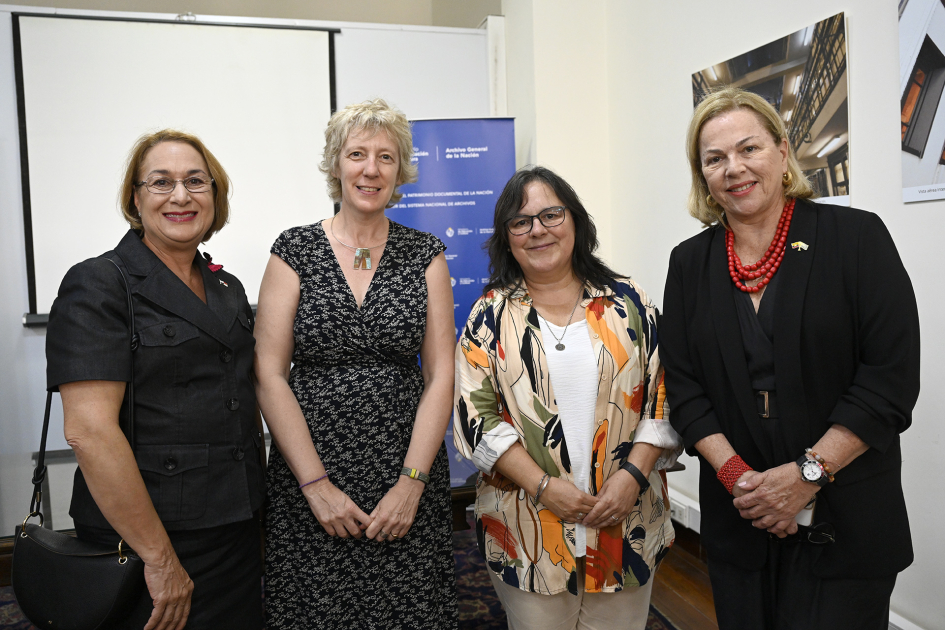 Autoridades posan para foto.