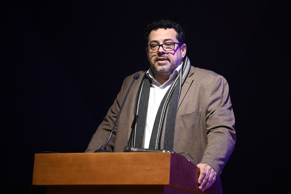 Alejandro Sánchez habla desde un atril