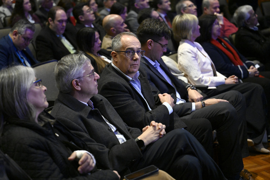 Ministro junto a autoridades en primera fila