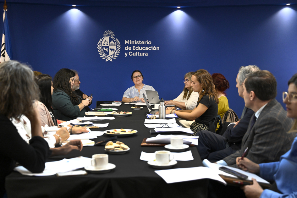 Plano general de personas en mesa.