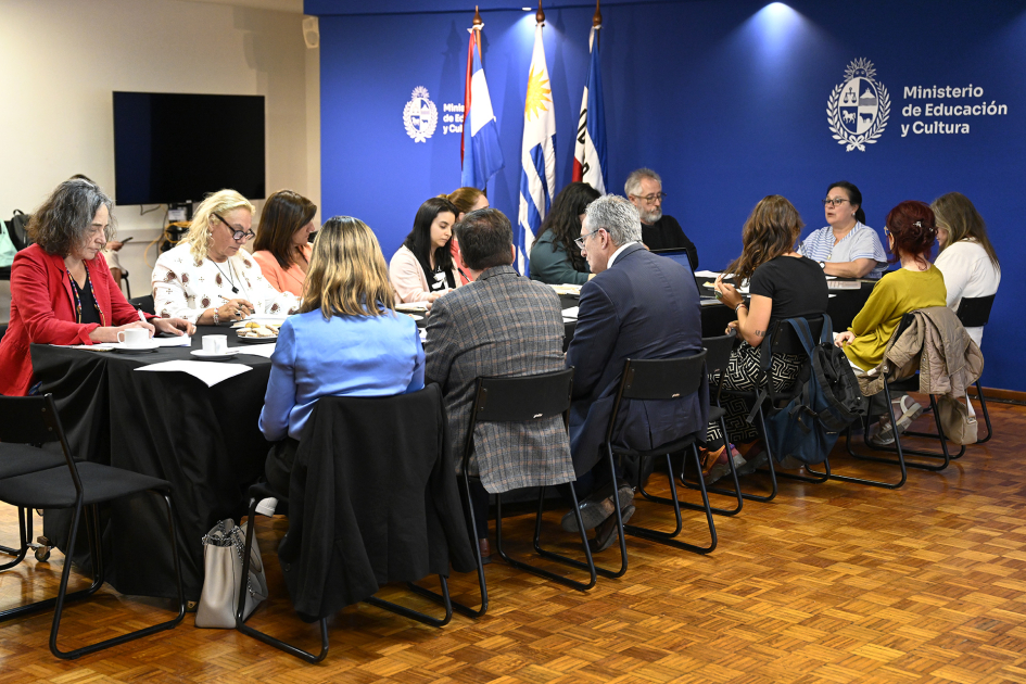 Plano general de personas en mesa.