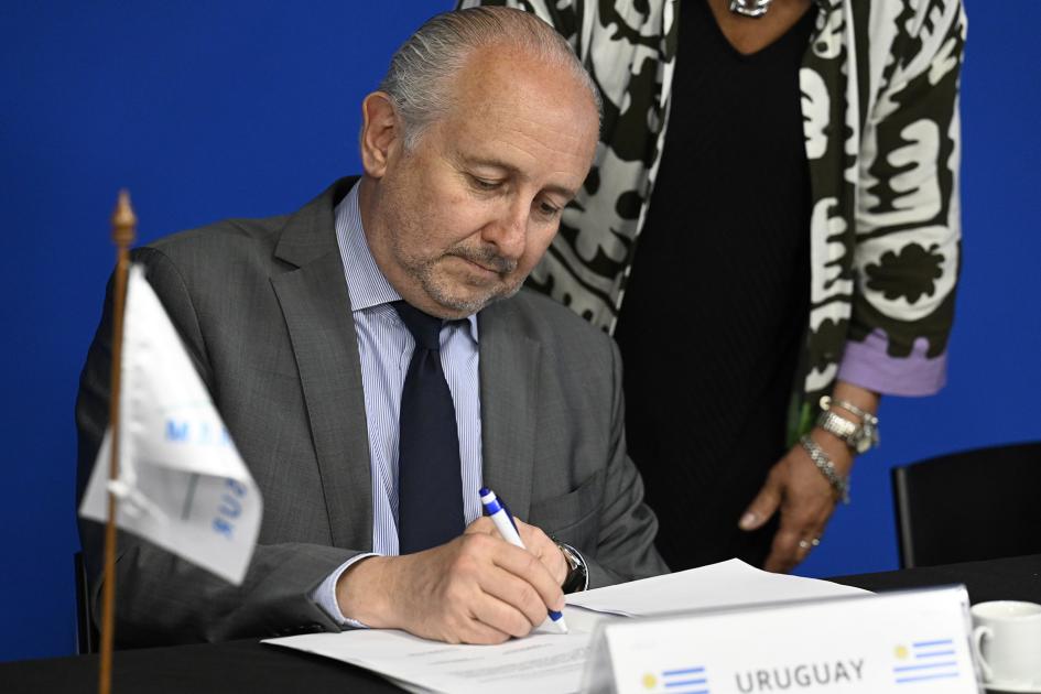 Ministro Da Silveira durante la firma del acta de la Reunión.