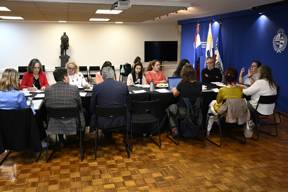 Plano general de personas en mesa.