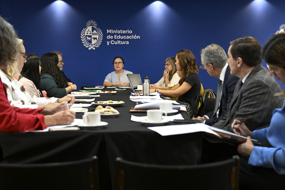 Plano general de personas en mesa.