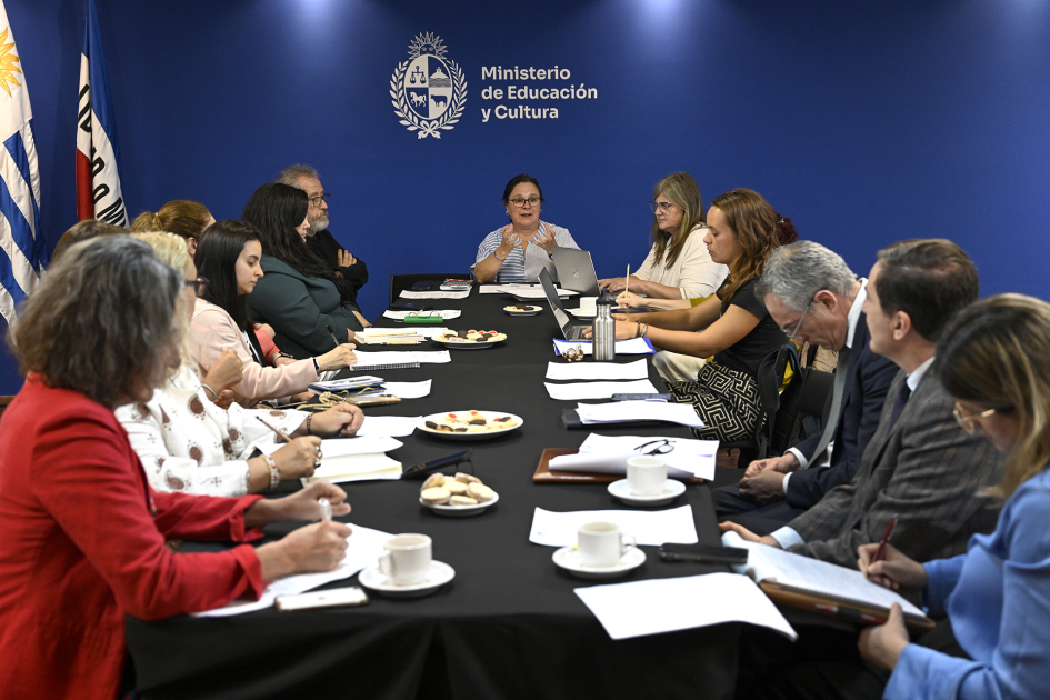 Plano general de personas en mesa.