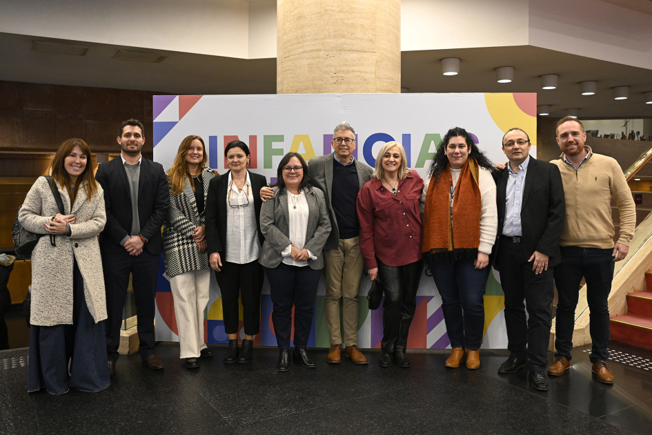Autoridades posan para foto.