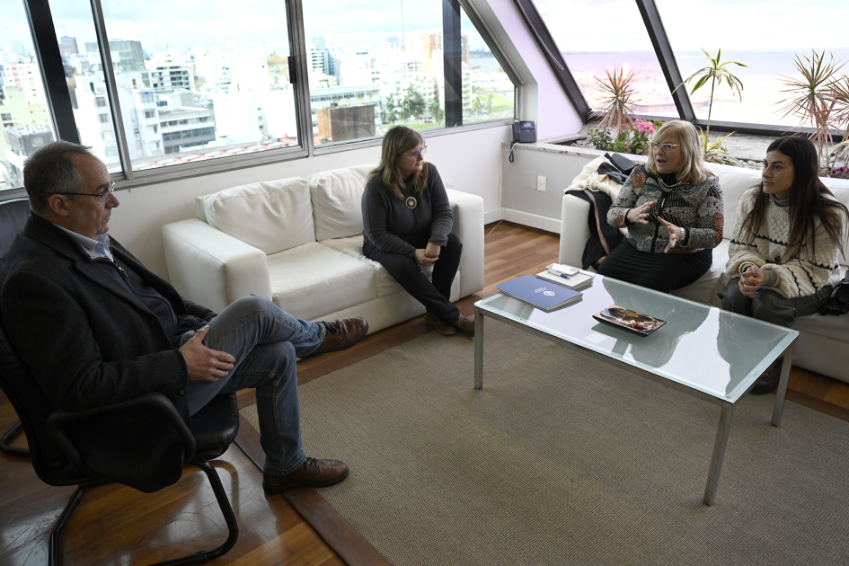En el despacho del Ministro Mahía, están sentadas cuatro personas conversando