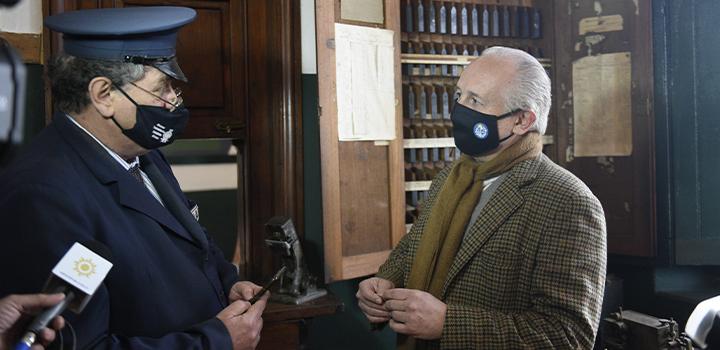 Ministro Pablo da Silveira con el hombre que contó la historia del ferrocarril