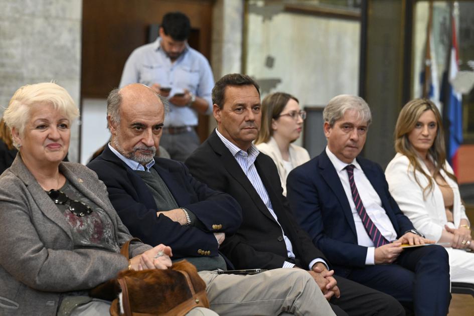 Audiencia en la sala de la biblioteca.