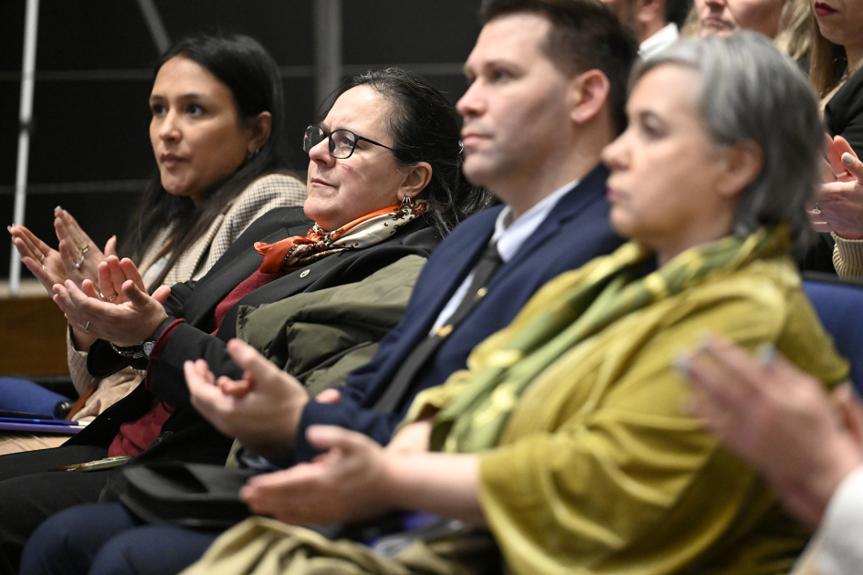 Autoridades aplauden en primera fila