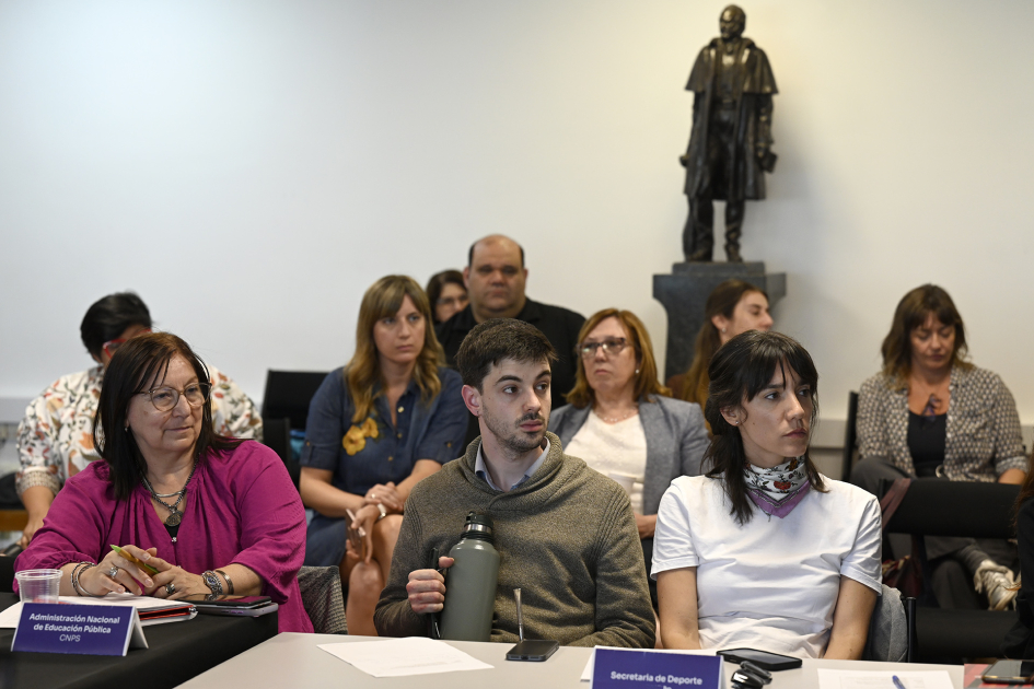 Plano general de personas participando de la reunión.