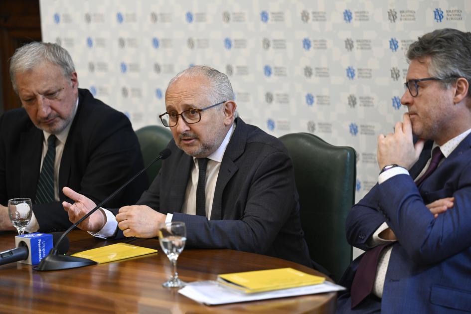 Tres personas sentadas.