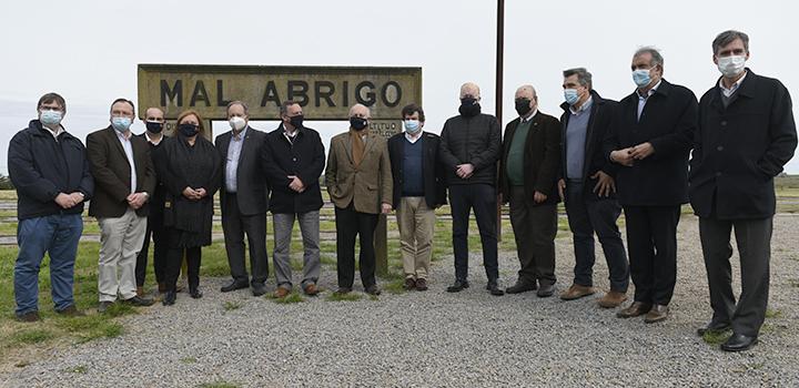 Autoridades posando adelante del cartel de Mal Abrigo Autoridades posando adelante del cartel de Mal Abrigo