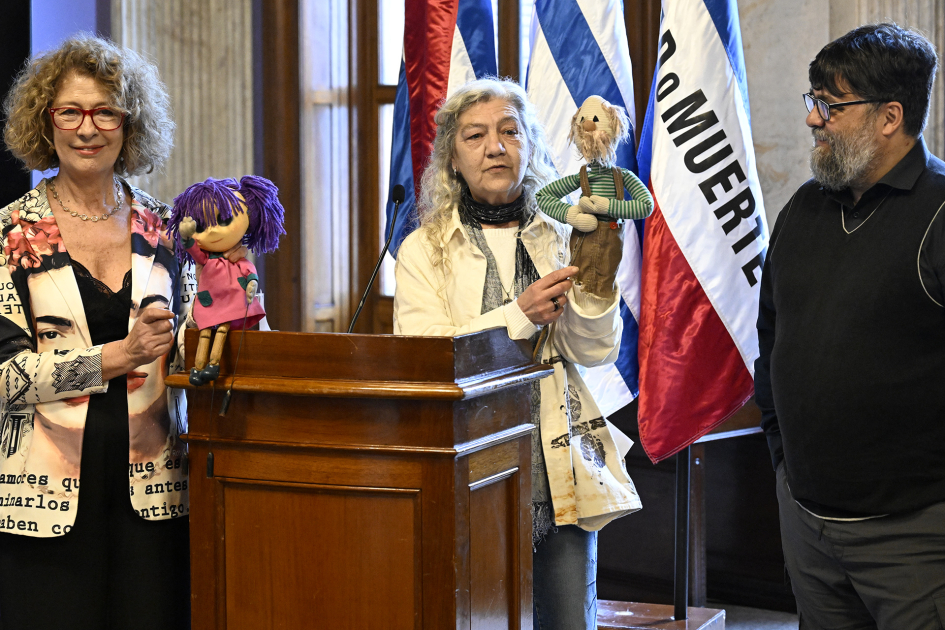 Representante de la companía de títeres habla al público y muestra sus títeres
