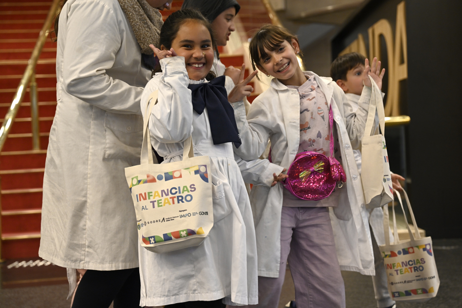 Niñas y niños en el hall del auditorio.