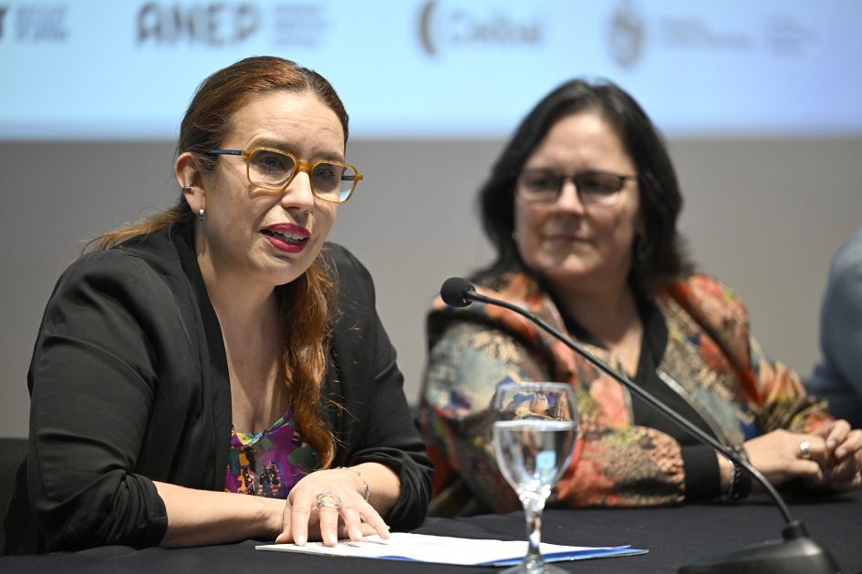 Ministra (i), Gabriela Verde, junto a la Directora Nacional de Cultura, María Eugenia Vidal 