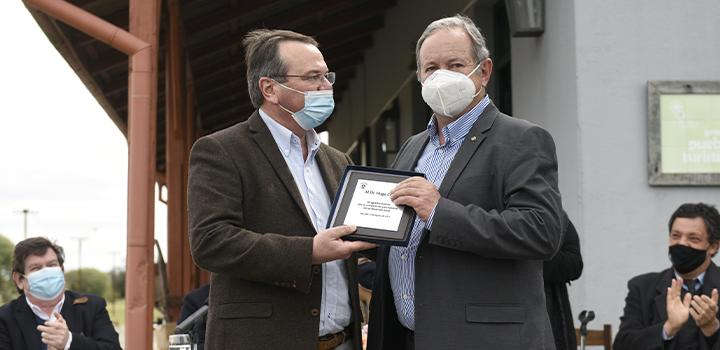 José Luis Falero entregando una placa de agradecimiento a Hugo Ceretta