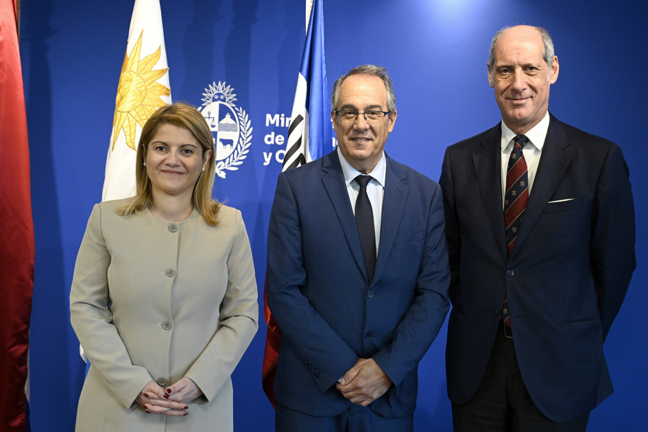 Ministro Mahía, Maria Tripodi y embajador Fabrizio Petri.