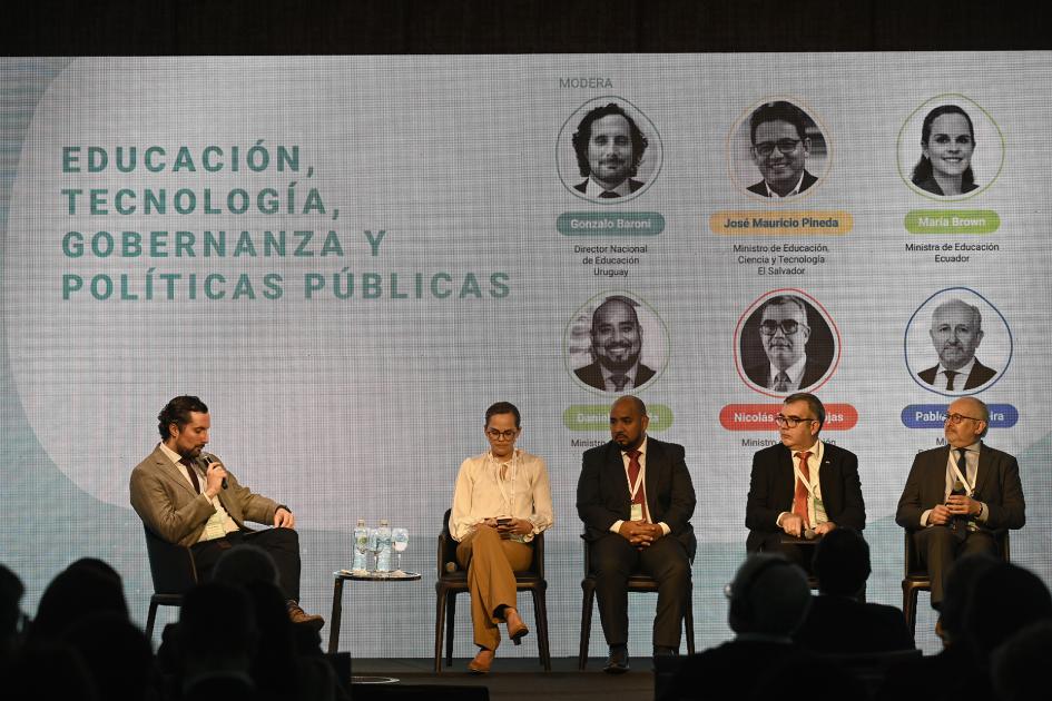 Panel profesional moderado por el director Nacional de Educación, Gonzalo Baroni.