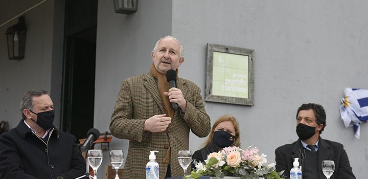 Ministro de Educación y Cultura, Pablo da Silveira, dando su discurso Ministro de Educación y Cultura, Pablo da Silveira, dando su discurso