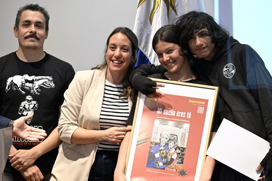 Estudiantes y docentes sosteniendo la mención otorgada
