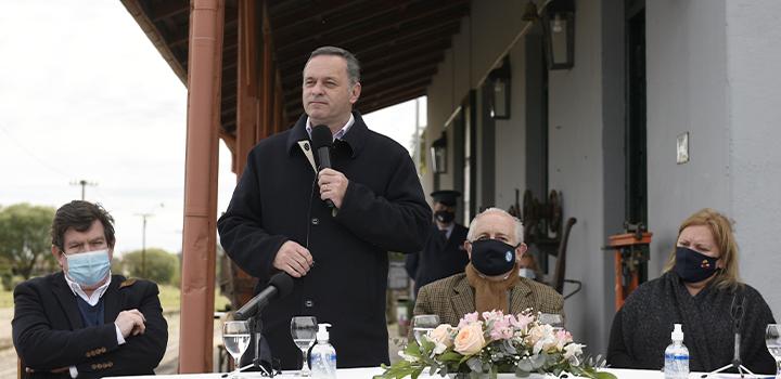 Secretario de Presidencia, Álvaro Delgado, parado dando su discurso