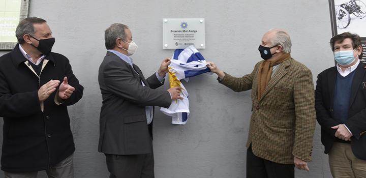 Autoridades descubriendo la placa Autoridades descubriendo la placa