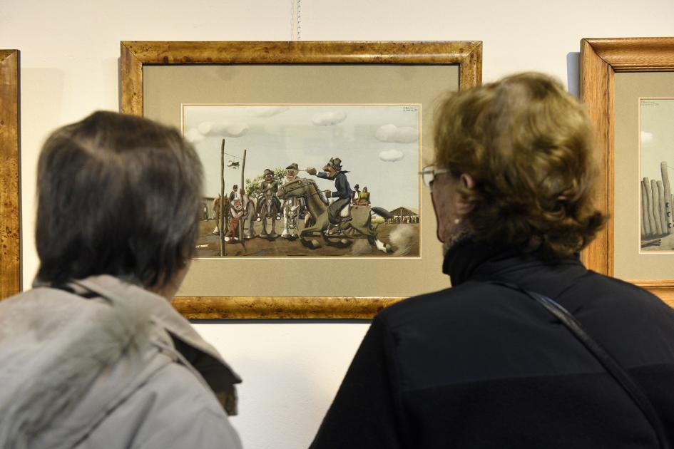 Personas de espaldas mirando los cuadros.