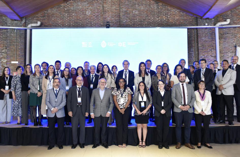 Integrantes de 14 delegaciones de América Latina y el Caribe, posando para la foto oficial