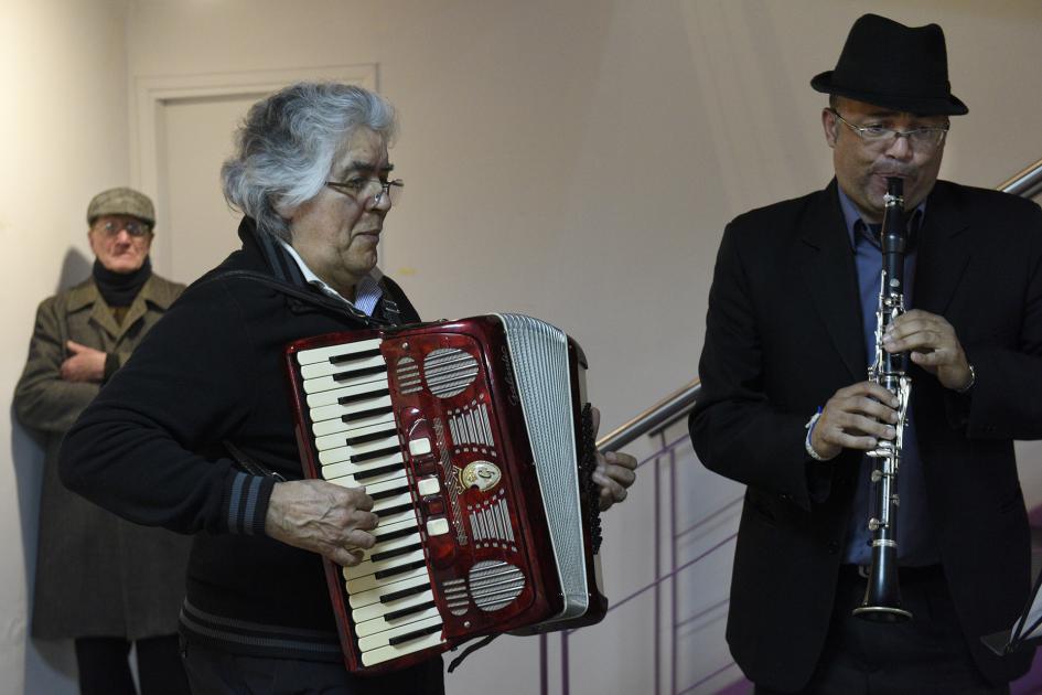 Personas tocando instrumentos.