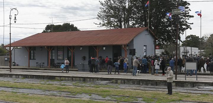 Estación de Mal Abrigo vista desde lejos con las personas que participaron en la ceremonia