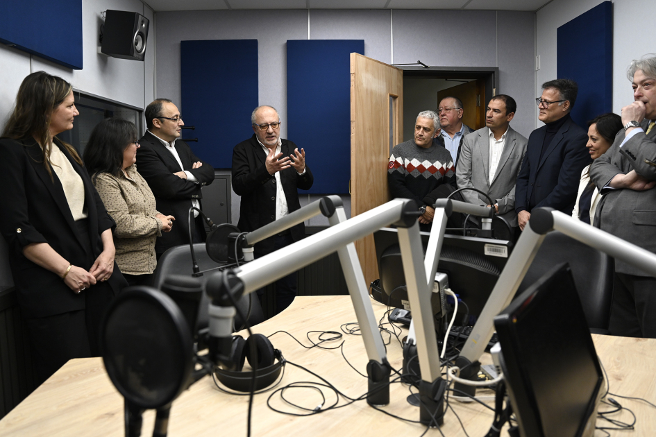 Personas en estudio de radio