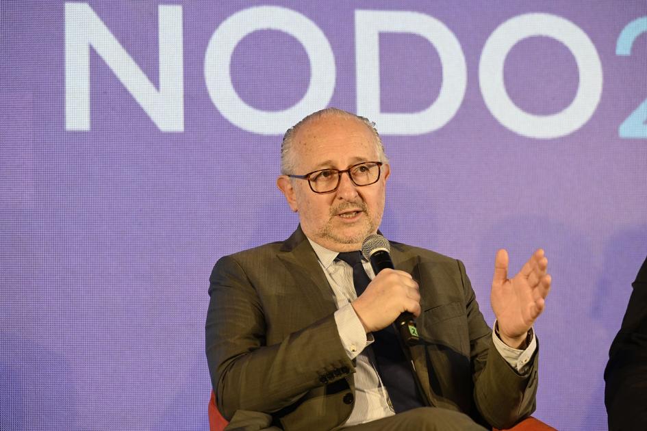 Ministro Pablo da Silveira durante el lanzamiento de los Premios y Fondos Nodo. Ministro Pablo da Silveira durante el lanzamiento de los Premios y Fondos Nodo.