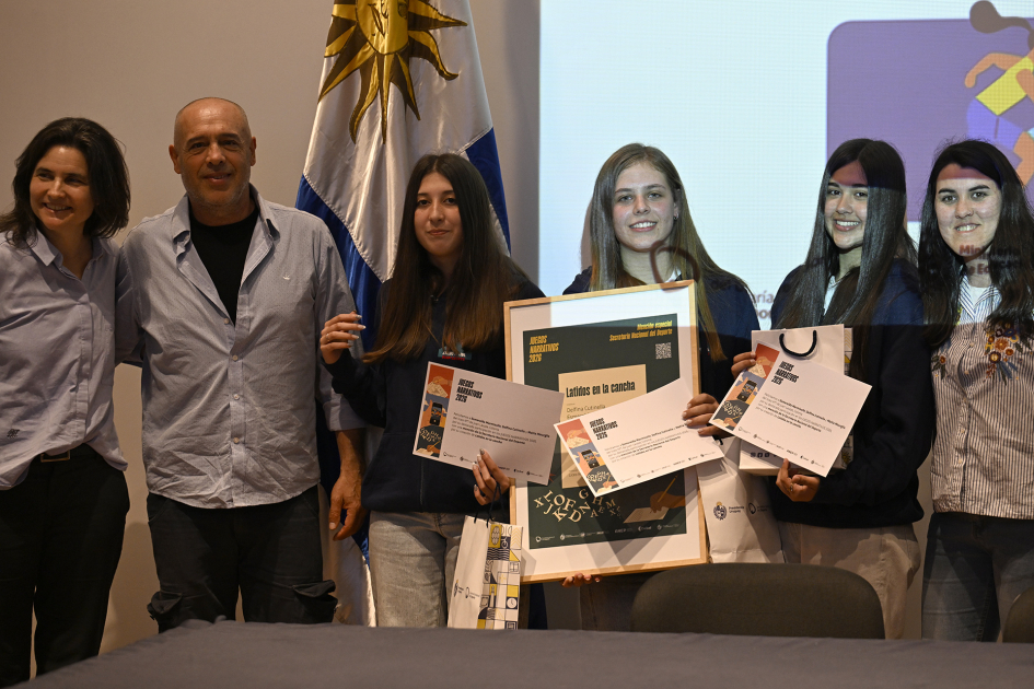 Estudiantes y docentes sosteniendo las menciones otorgadas