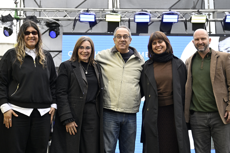 Ministro Mahía junto a autridades presentes en el homenaje a Julio Sosa