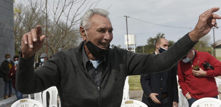 Poblador con los brazos arriba festejando la declaración