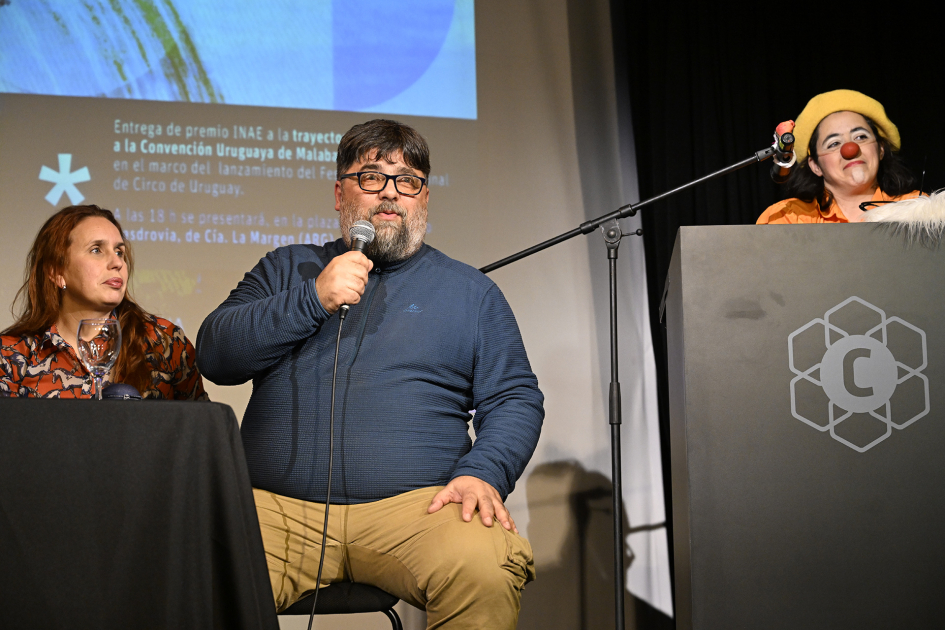Coordinador del Instituto de Artes Escénica, Gustavo Zidan, acompañada de María Eugenia Vidal